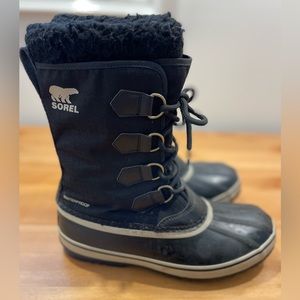 Mens Sorel Black winter boots size 8. Gently worn in good condition.